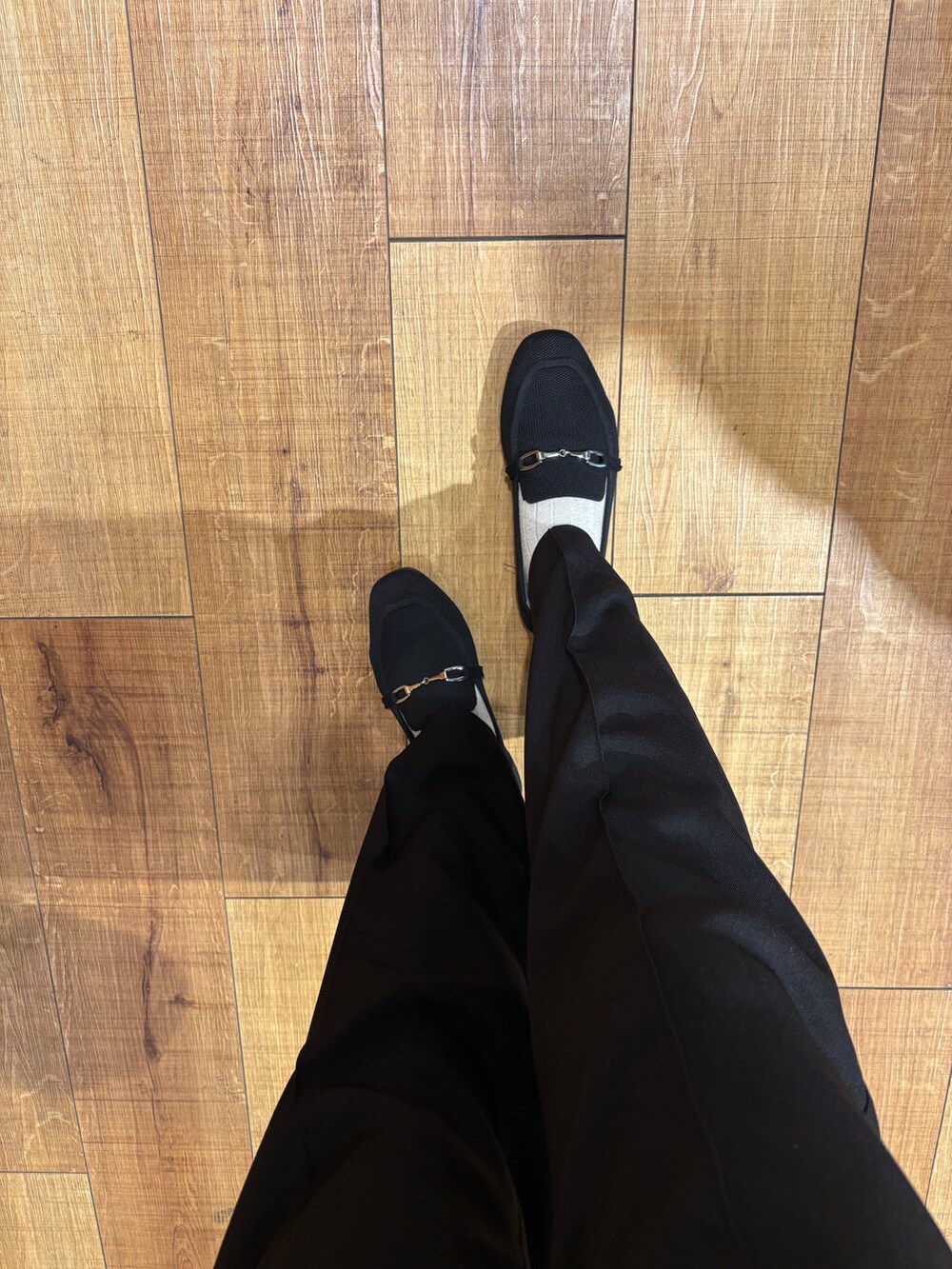 ブラック系のその他パンツ、ブラック系のその他シューズ、ブラウン系のトートバッグを着用したレディースの秋コーディネートの5枚目の写真