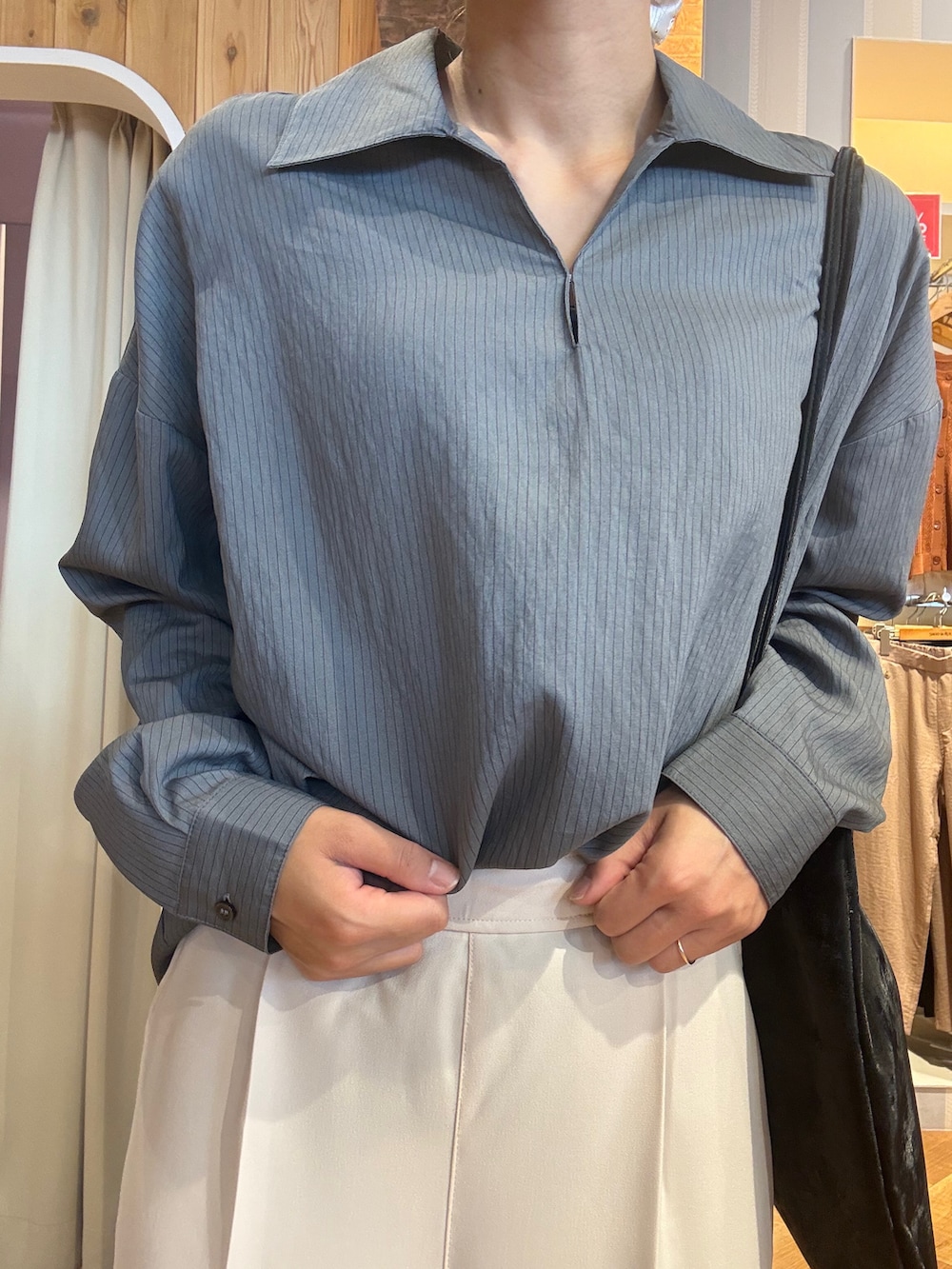 グレー系のシャツ/ブラウス、ベージュ系のその他パンツ、ブラック系のパンプスを着用したレディースの秋コーディネートの5枚目の写真