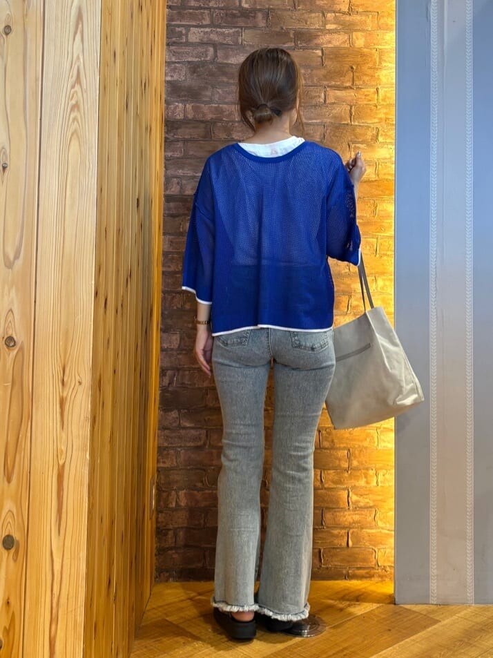 ブルー系のその他トップス、ブルー系のデニムパンツ、シルバー系のサンダルを着用したレディースの夏コーディネートの3枚目の写真