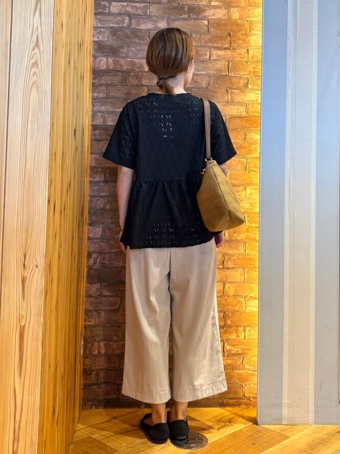 ブラック系のTシャツ/カットソー、ベージュ系のその他パンツ、ブラック系のパンプスを着用したレディースの夏コーディネートの3枚目の写真