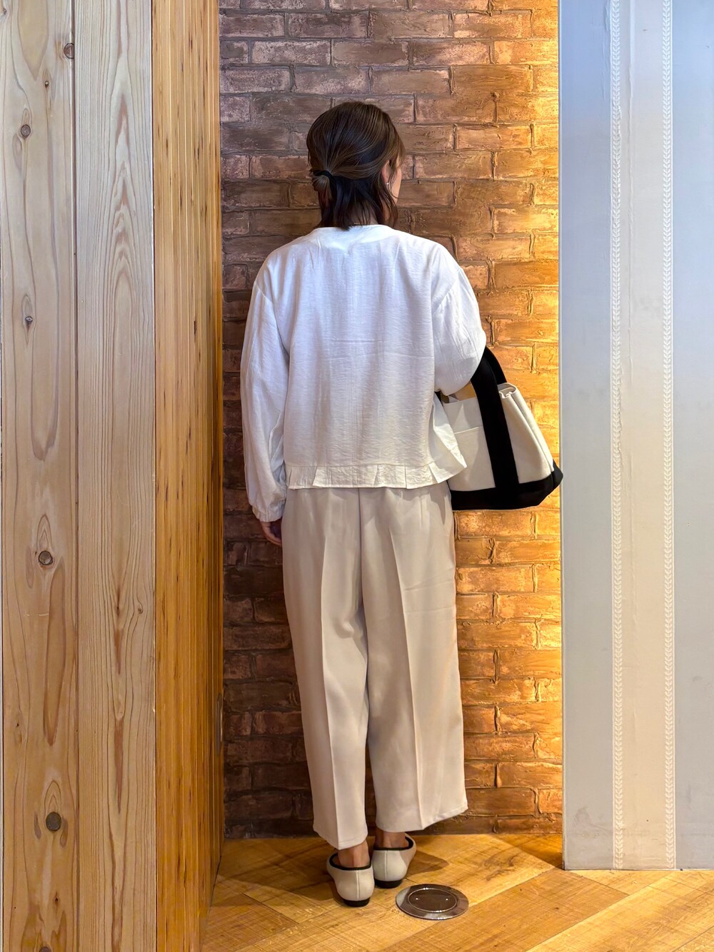 ブラック系のトートバッグ、ベージュ系のパンプス、ベージュ系のその他パンツを着用したレディースの春コーディネートの3枚目の写真