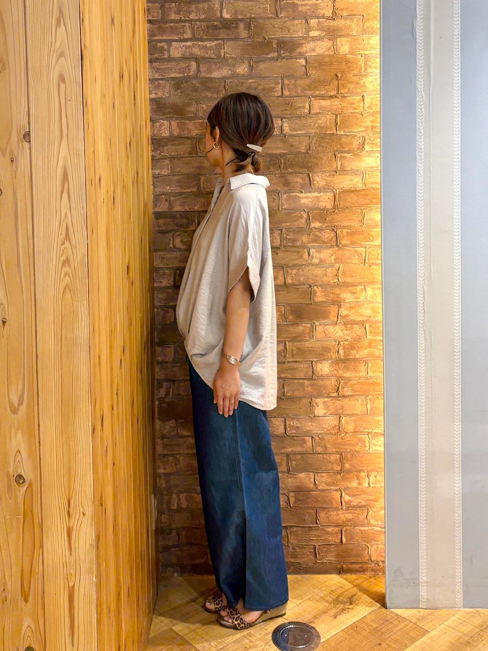 ベージュ系のシャツ/ブラウス、ブルー系のデニムパンツ、ブラウン系のサンダルを着用したレディースの夏コーディネートの2枚目の写真