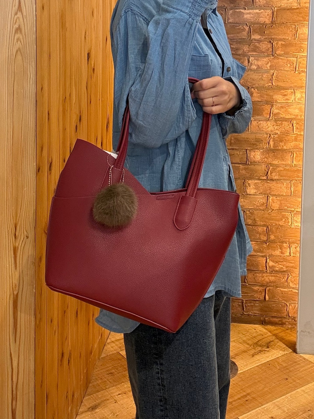ブルー系のシャツ/ブラウス、ブルー系のデニムパンツ、ブラック系のその他シューズを着用したレディースの秋コーディネートの5枚目の写真