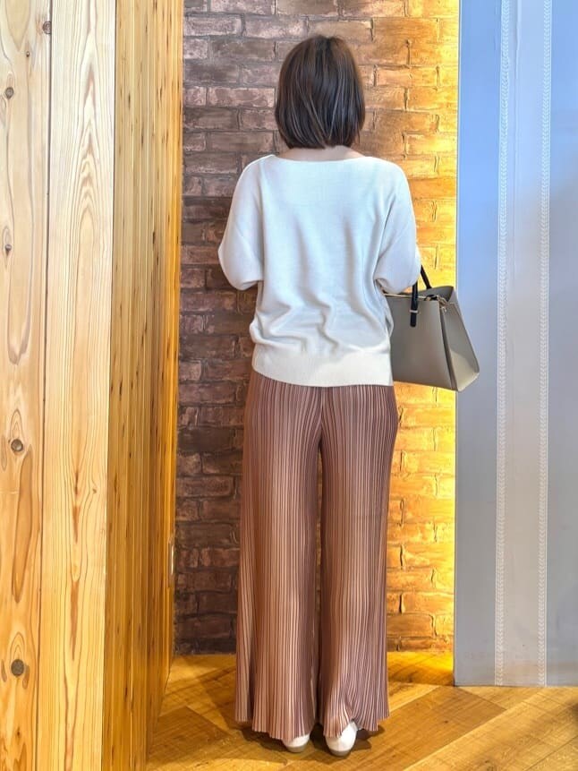 ホワイト系のニット/セーター、ピンク系のその他パンツ、ゴールド系のその他シューズを着用したレディースの春コーディネートの3枚目の写真