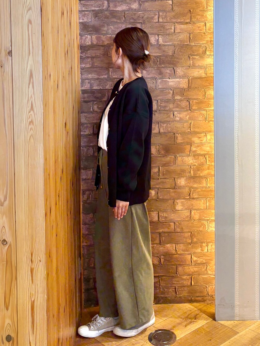 ブラック系のカーディガン/ボレロ、ホワイト系のTシャツ/カットソー、グリーン系のその他パンツを着用したレディースの秋コーディネートの2枚目の写真