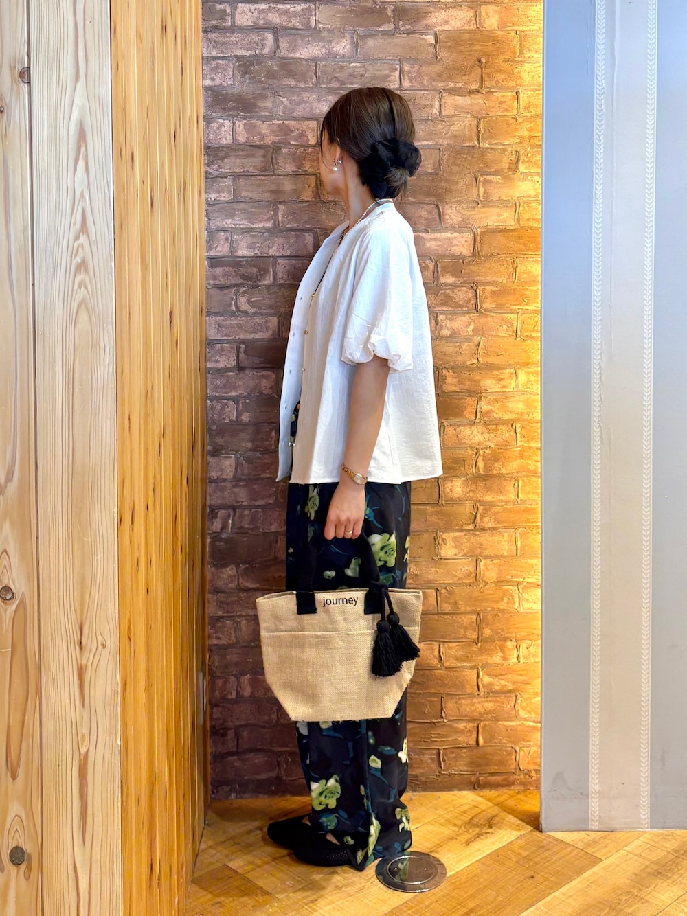 ホワイト系のシャツ/ブラウス、ブラック系のタンクトップ、ブルー系のその他パンツを着用したレディースの夏コーディネートの2枚目の写真