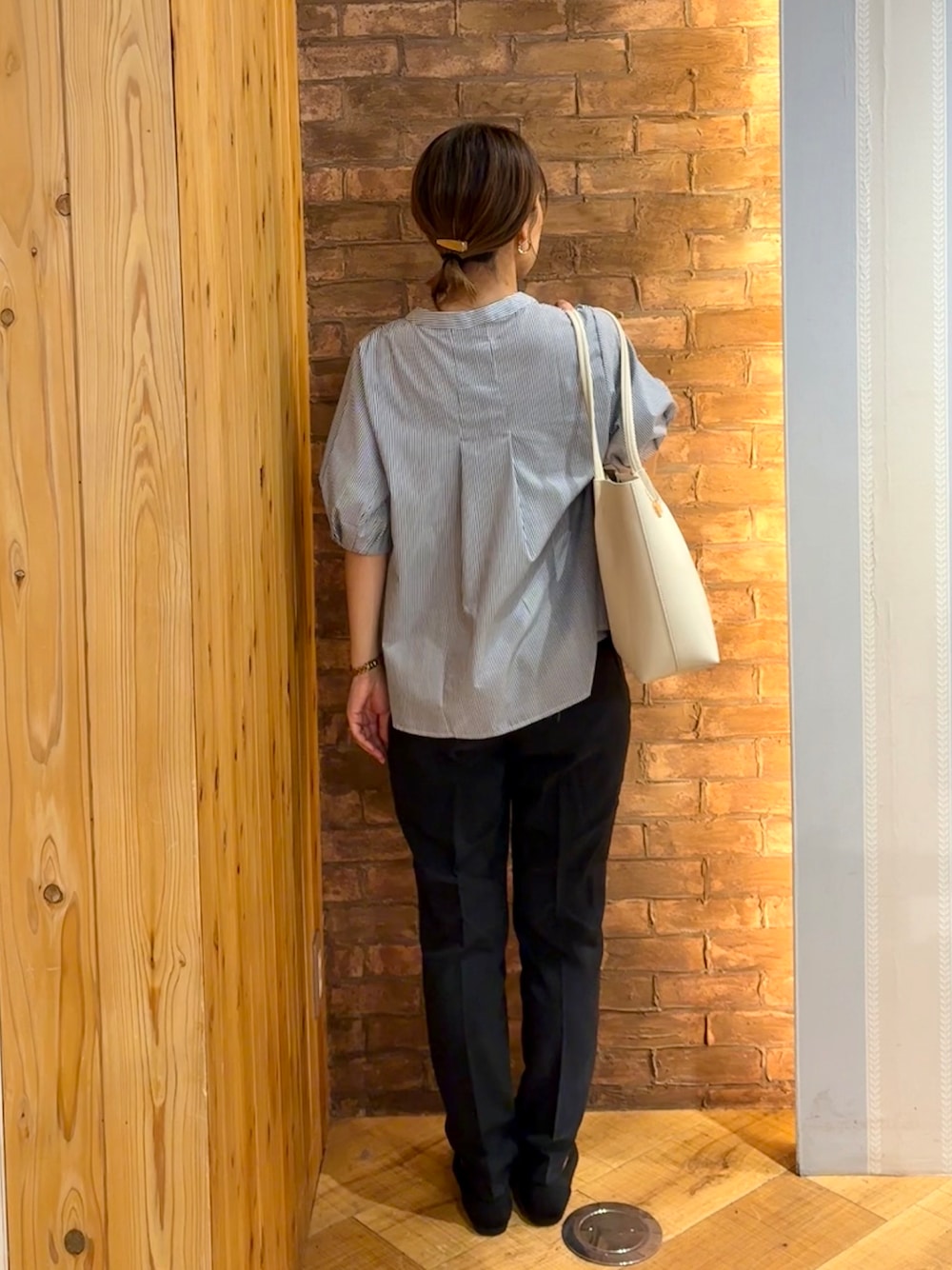 ブルー系のシャツ/ブラウス、ブルー系のその他パンツ、ブラック系のパンプスを着用したレディースの夏コーディネートの3枚目の写真
