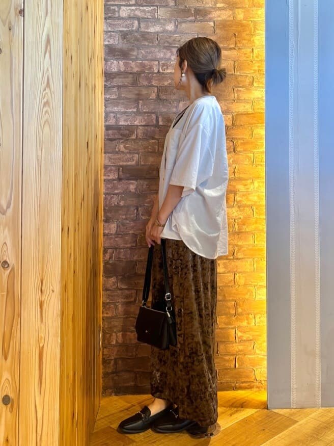 ベージュ系のシャツ/ブラウス、ブラウン系のスカート、ブラック系のその他シューズを着用したレディースの秋コーディネートの2枚目の写真