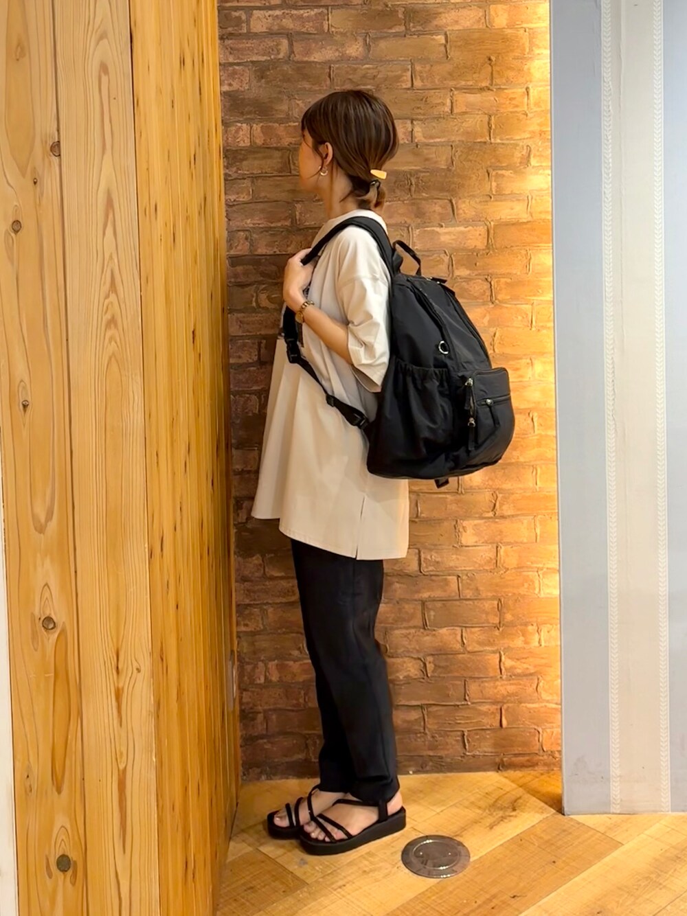 ベージュ系のTシャツ/カットソー、ブルー系のその他パンツ、ブラック系のサンダルを着用したレディースの夏コーディネートの2枚目の写真