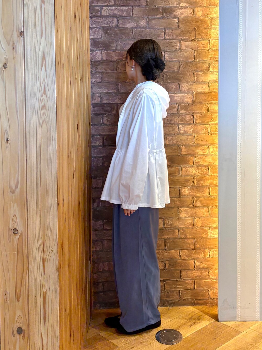 ホワイト系のブルゾン、ベージュ系のニット/セーター、ブルー系のその他パンツを着用したレディースの夏コーディネートの2枚目の写真