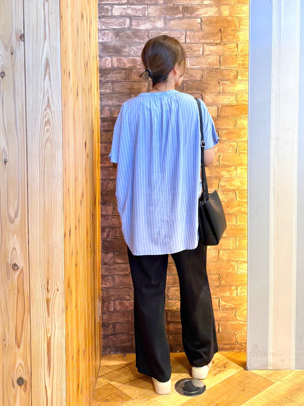 ブルー系のシャツ/ブラウス、ブラック系のその他パンツ、ベージュ系のサンダルを着用したレディースの夏コーディネートの3枚目の写真