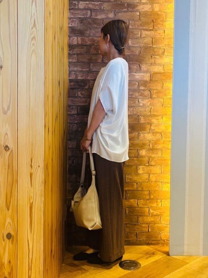 ホワイト系のシャツ/ブラウス、ブラウン系のその他パンツ、ブラック系のパンプスを着用したレディースの夏コーディネートの2枚目の写真