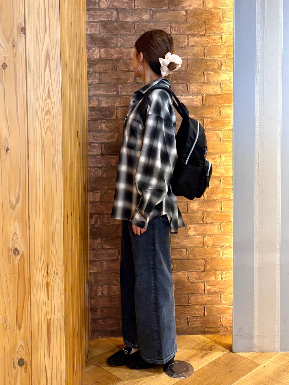 グレー系のシャツ/ブラウス、ブルー系のデニムパンツ、ブラック系のその他シューズを着用したレディースの秋コーディネートの2枚目の写真
