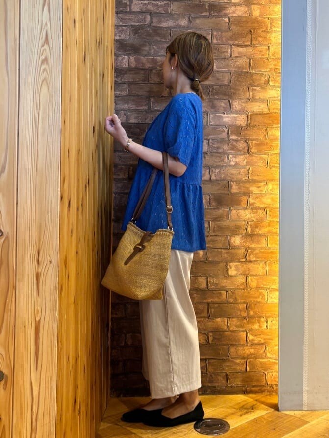 ブルー系のTシャツ/カットソー、ベージュ系のその他パンツ、ブラック系のパンプスを着用したレディースの夏コーディネートの2枚目の写真