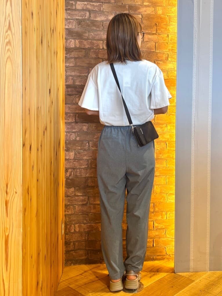 ホワイト系のTシャツ/カットソー、ブルー系のその他パンツ、ベージュ系のサンダルを着用したレディースの夏コーディネートの3枚目の写真