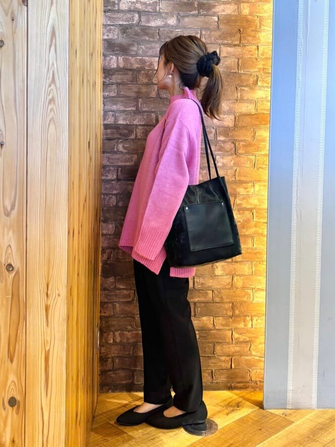 ピンク系のニット/セーター、ブラック系のその他パンツ、ブラック系のその他シューズを着用したレディースの秋コーディネートの2枚目の写真