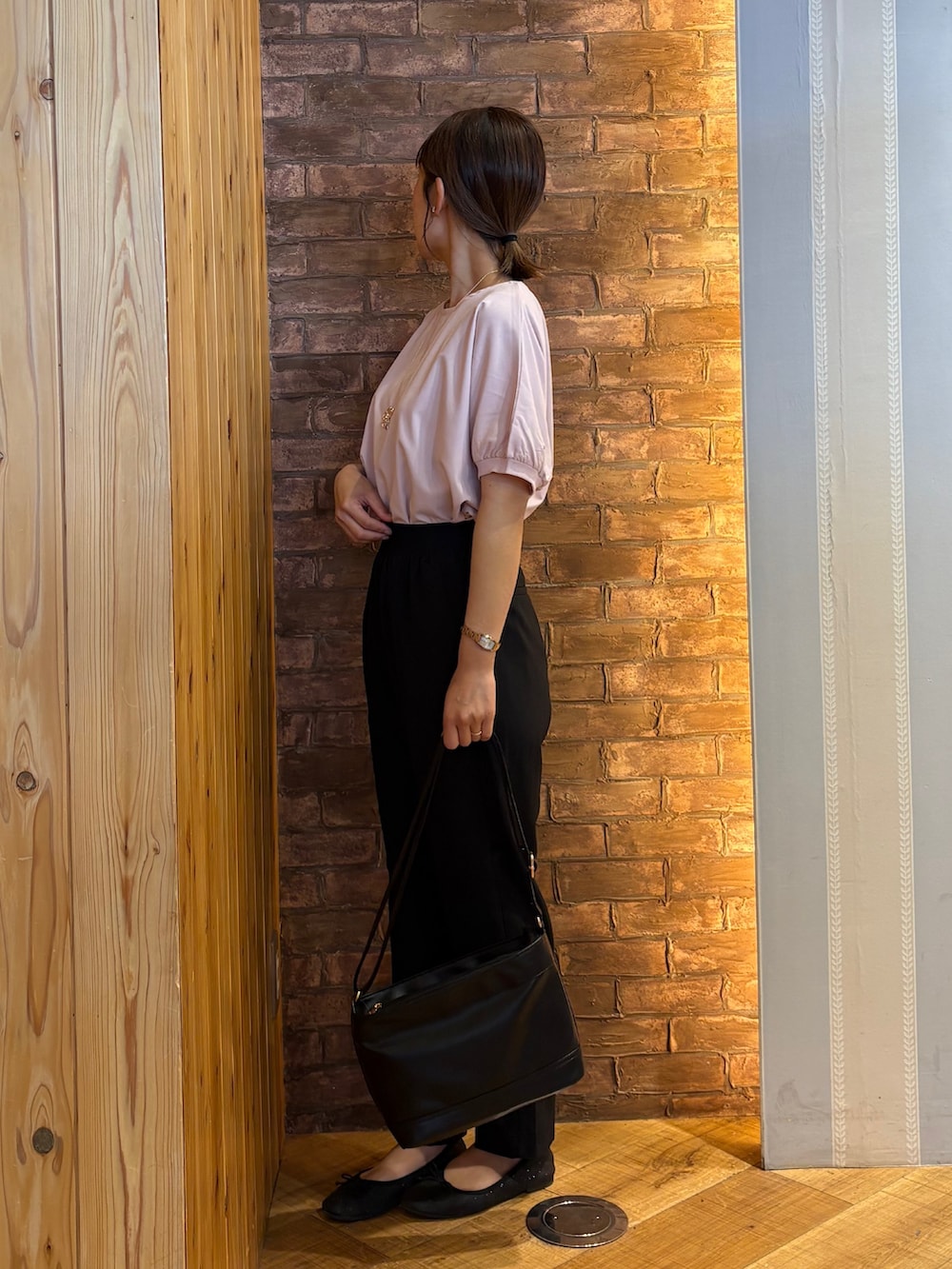 ブラック系のその他シューズ、ブラック系のその他パンツ、ホワイト系のハンドバッグを着用したレディースの春コーディネートの2枚目の写真