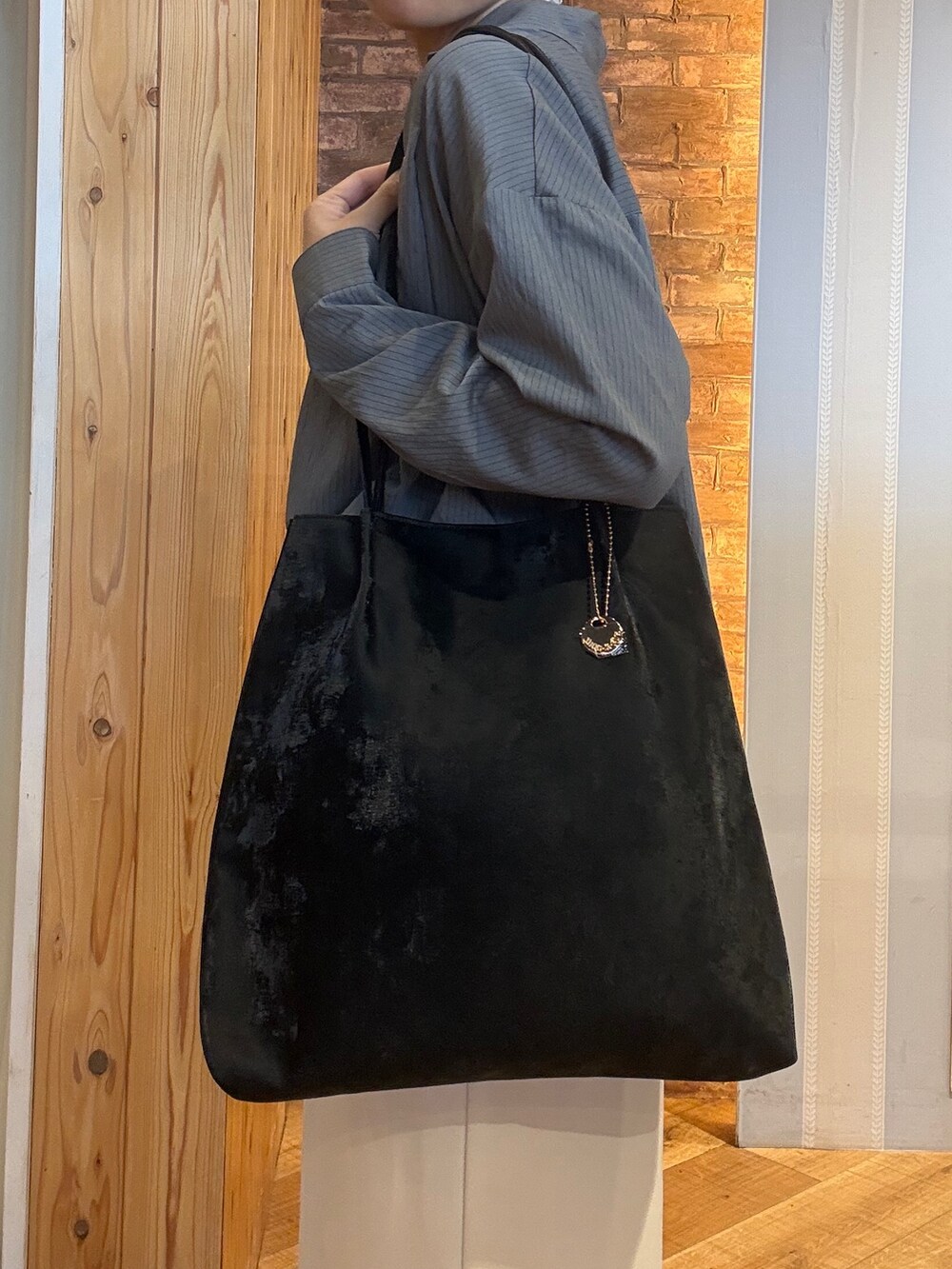 グレー系のシャツ/ブラウス、ベージュ系のその他パンツ、ブラック系のパンプスを着用したレディースの秋コーディネートの6枚目の写真