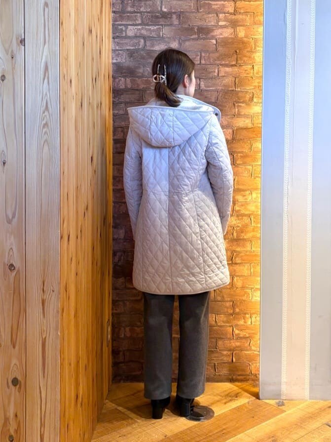 ベージュ系のその他アウター、パープル系のスウェット、グレー系のその他パンツを着用したレディースの冬コーディネートの3枚目の写真