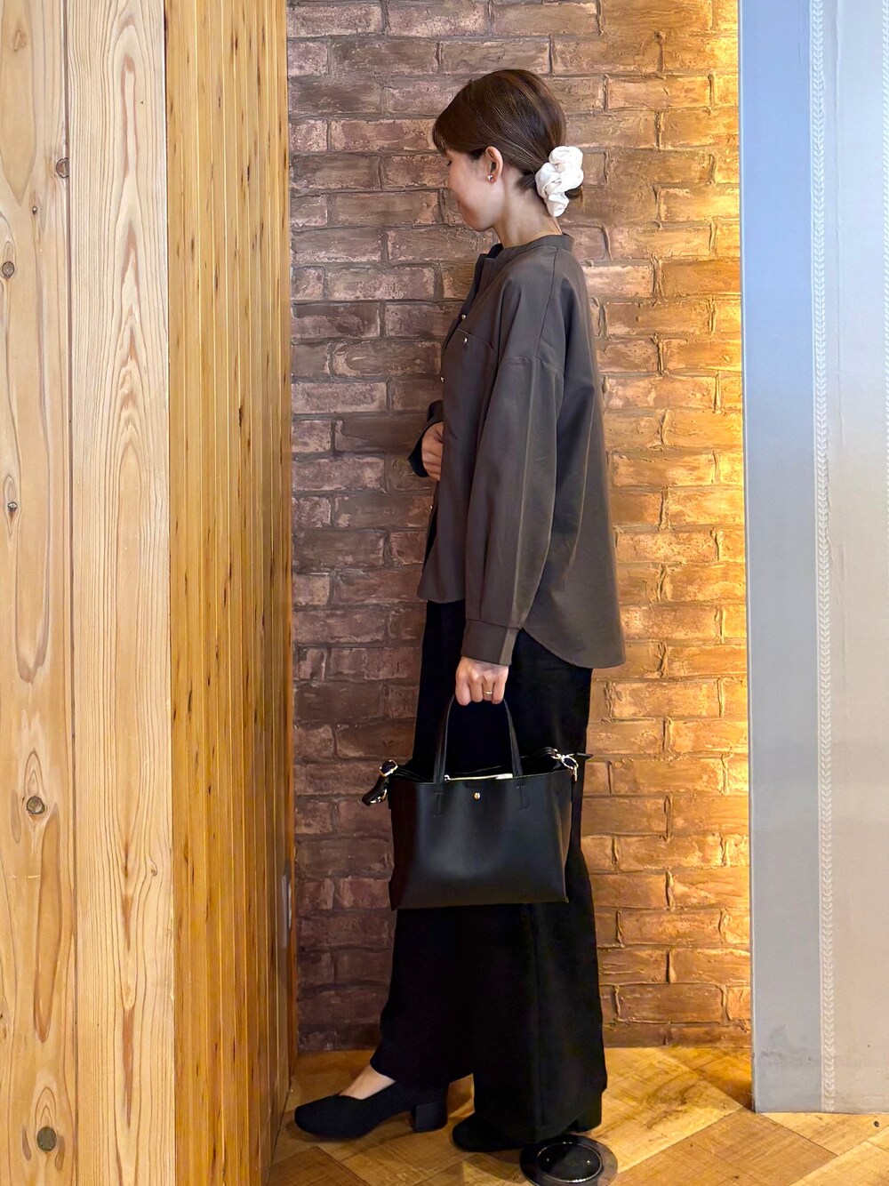 ブラウン系のシャツ/ブラウス、ホワイト系のタンクトップ、ブラック系のその他パンツを着用したレディースの秋コーディネートの2枚目の写真