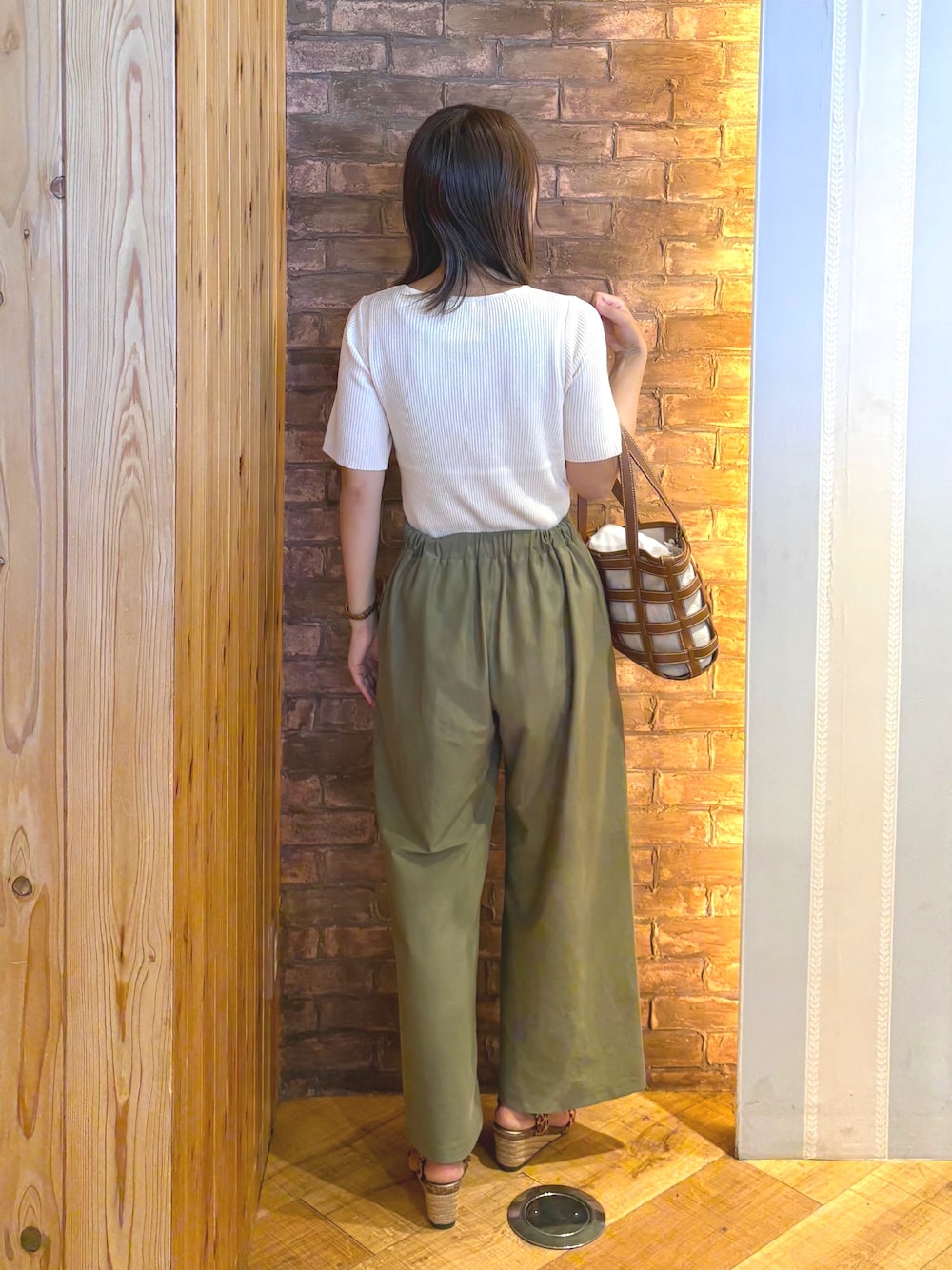 ホワイト系のニット/セーター、グリーン系のその他パンツ、ブラウン系のサンダルを着用したレディースの夏コーディネートの3枚目の写真