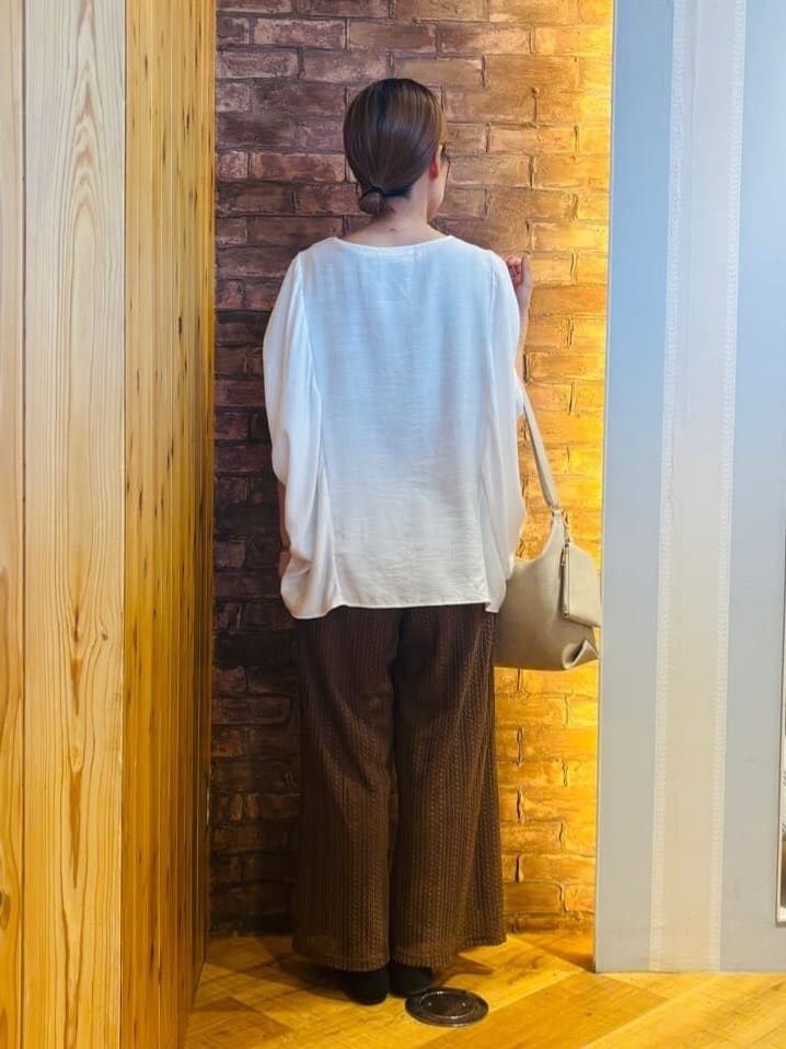 ホワイト系のシャツ/ブラウス、ブラウン系のその他パンツ、ブラック系のパンプスを着用したレディースの夏コーディネートの3枚目の写真