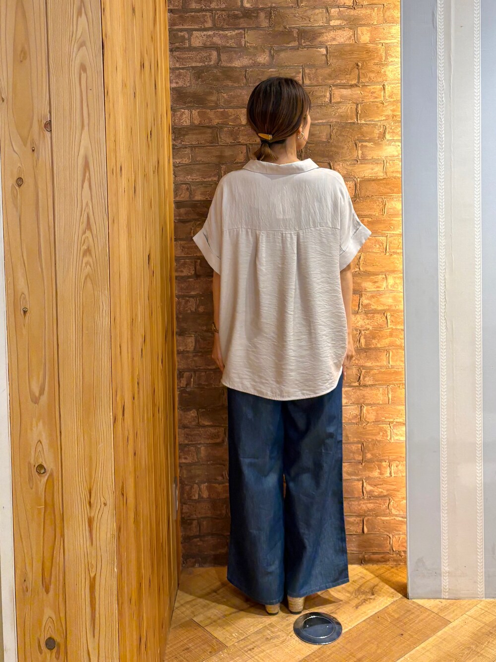 ベージュ系のシャツ/ブラウス、ブルー系のデニムパンツ、ブラウン系のサンダルを着用したレディースの夏コーディネートの3枚目の写真