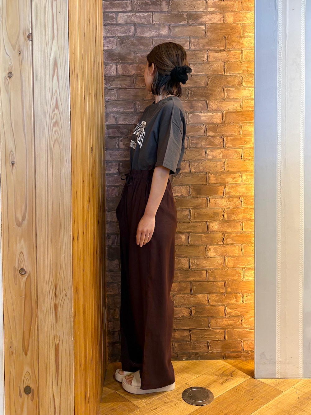ブラウン系のその他パンツ、ベージュ系のサンダルを着用したレディースの夏コーディネートの2枚目の写真