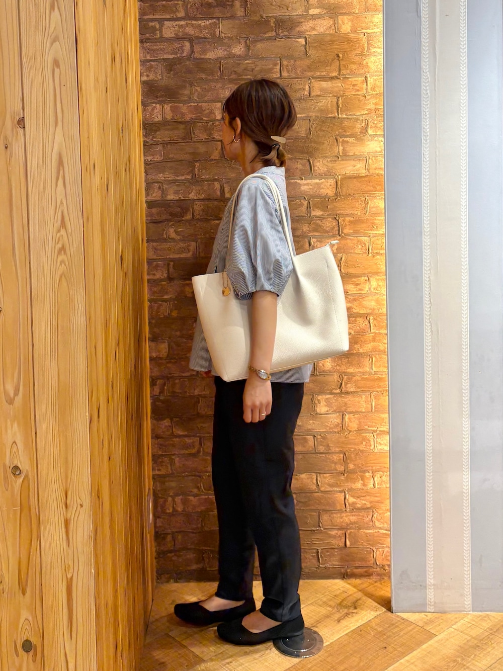 ブルー系のシャツ/ブラウス、ブルー系のその他パンツ、ブラック系のパンプスを着用したレディースの夏コーディネートの2枚目の写真
