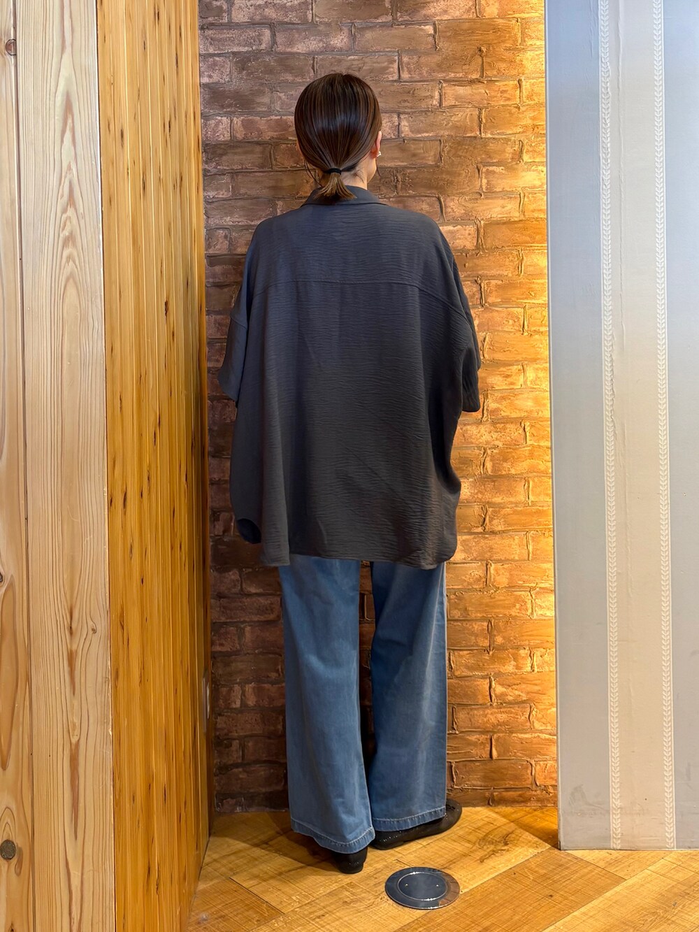 グレー系のシャツ/ブラウス、ブルー系のその他パンツ、ホワイト系のタンクトップを着用したレディースの春コーディネートの3枚目の写真