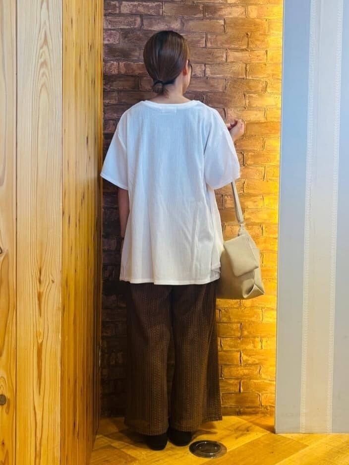 ホワイト系のTシャツ/カットソー、ブラウン系のその他パンツ、ブラック系のパンプスを着用したレディースの夏コーディネートの3枚目の写真