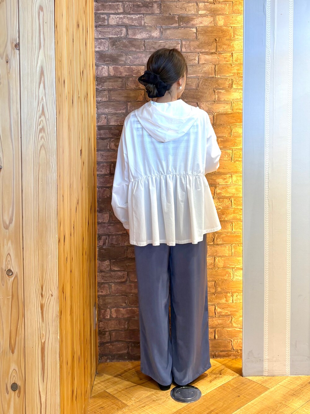 ホワイト系のブルゾン、ベージュ系のニット/セーター、ブルー系のその他パンツを着用したレディースの夏コーディネートの3枚目の写真