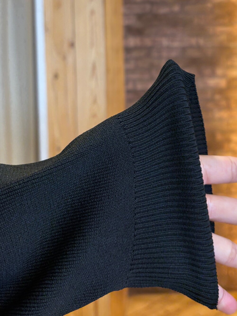ブラック系のカーディガン/ボレロ、ホワイト系のTシャツ/カットソー、グリーン系のその他パンツを着用したレディースの秋コーディネートの6枚目の写真