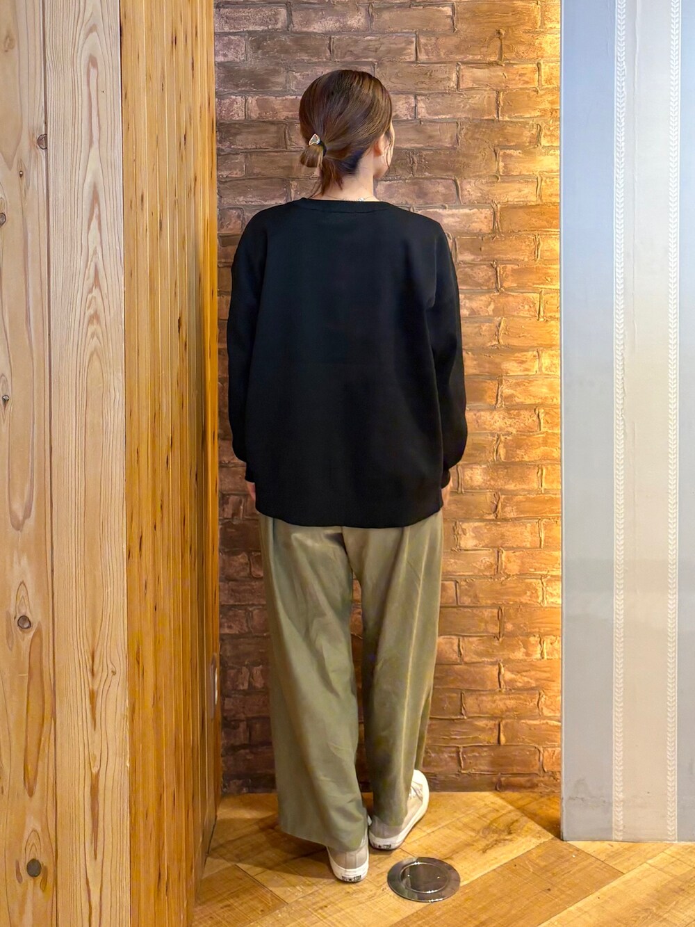 ブラック系のカーディガン/ボレロ、ホワイト系のTシャツ/カットソー、グリーン系のその他パンツを着用したレディースの秋コーディネートの3枚目の写真