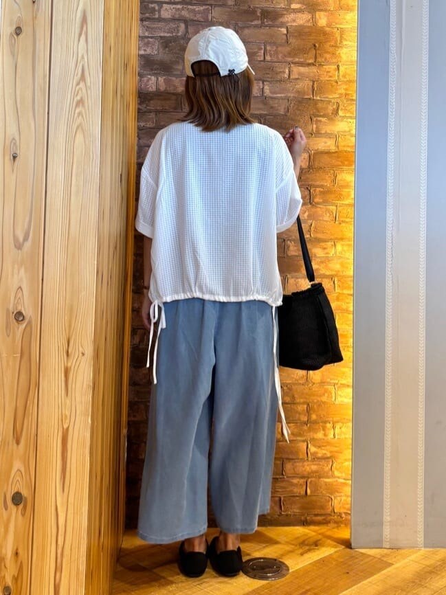 ホワイト系のシャツ/ブラウス、ブラック系のタンクトップ、ブルー系のデニムパンツを着用したレディースの夏コーディネートの3枚目の写真