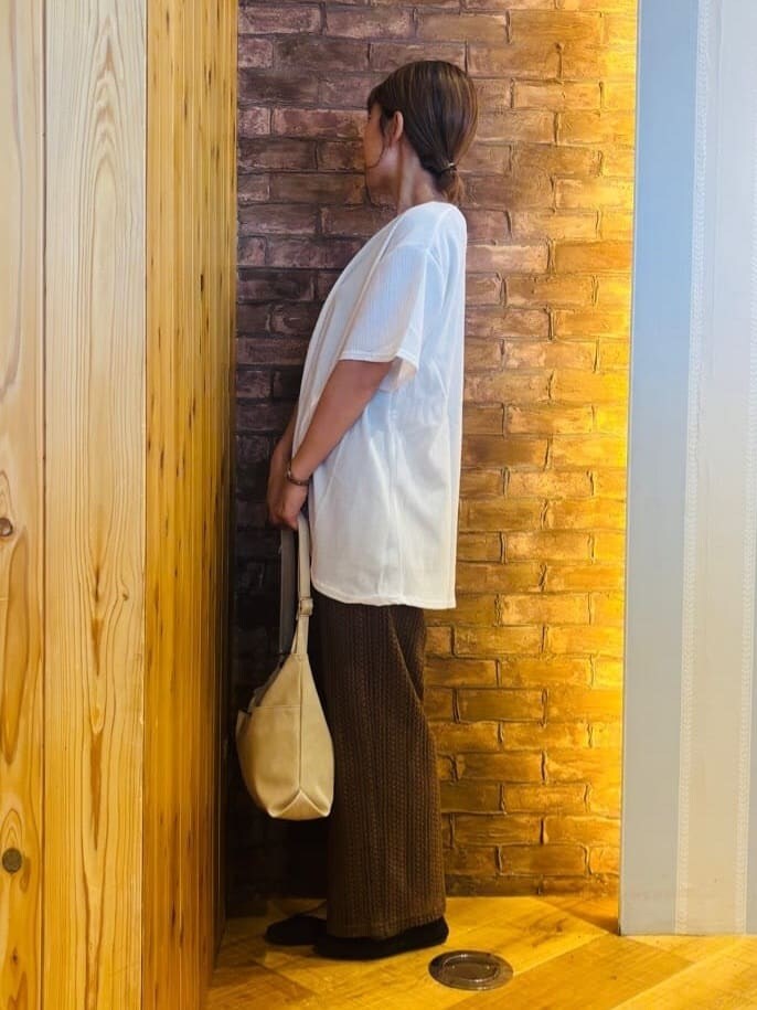ホワイト系のTシャツ/カットソー、ブラウン系のその他パンツ、ブラック系のパンプスを着用したレディースの夏コーディネートの2枚目の写真