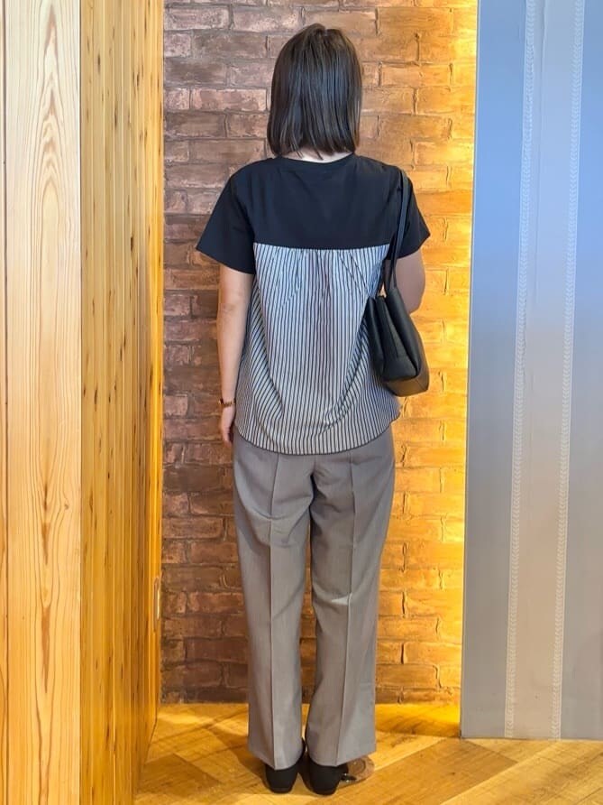 ブラック系のTシャツ/カットソー、グレー系のその他パンツ、ブラック系のパンプスを着用したレディースの春コーディネートの3枚目の写真