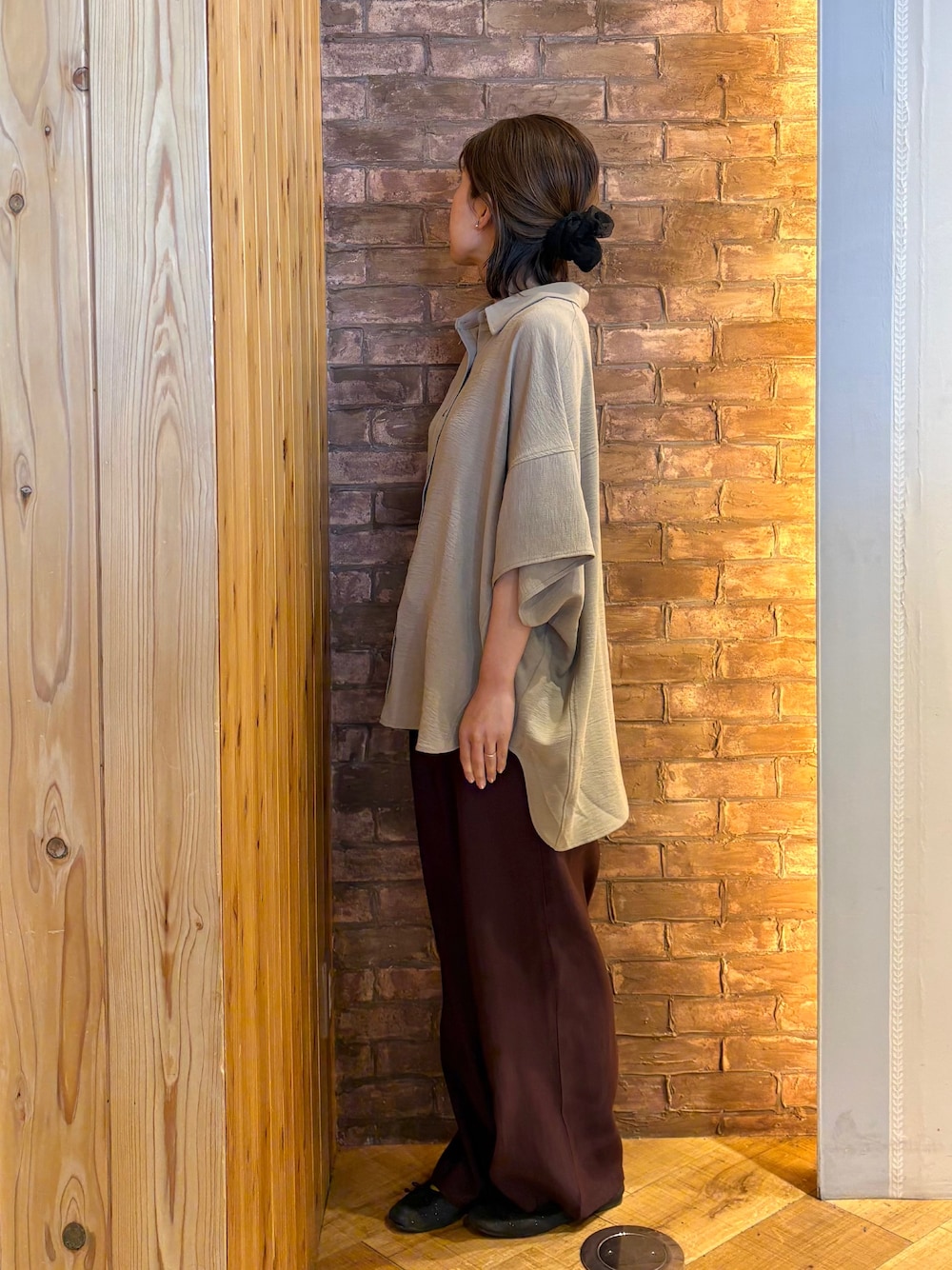 ベージュ系のシャツ/ブラウス、ブラウン系のその他パンツ、ブラック系のその他シューズを着用したレディースの夏コーディネートの2枚目の写真