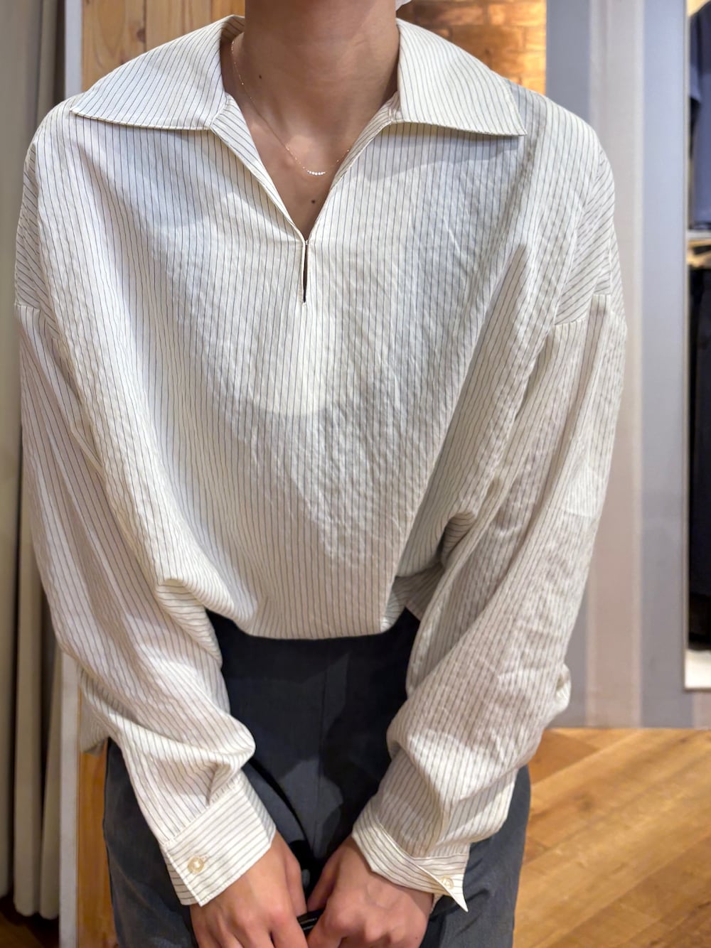 ホワイト系のシャツ/ブラウス、グレー系のその他パンツ、ブラック系のパンプスを着用したレディースの秋コーディネートの4枚目の写真