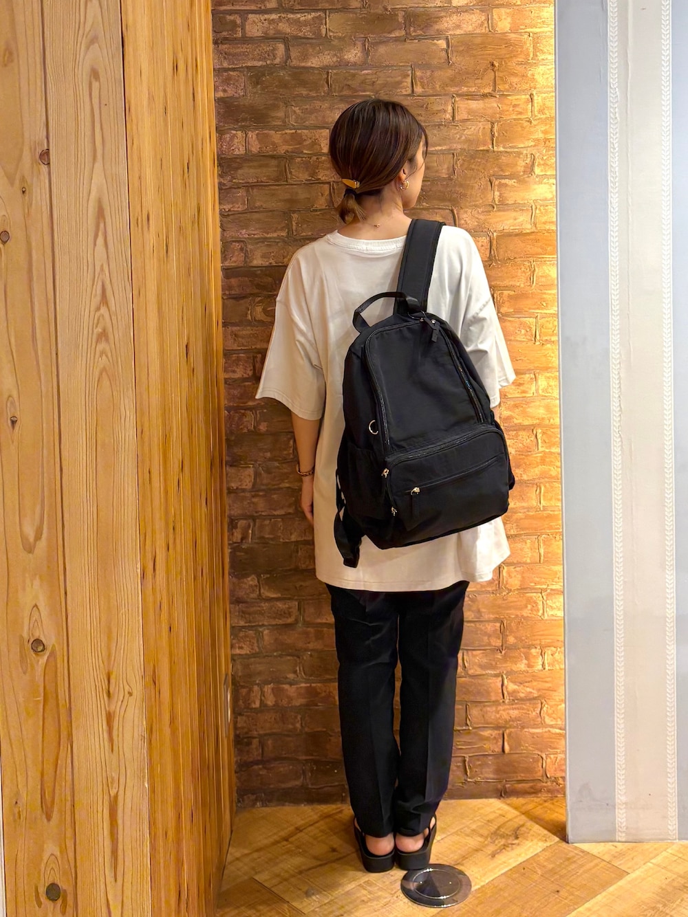 ベージュ系のTシャツ/カットソー、ブルー系のその他パンツ、ブラック系のサンダルを着用したレディースの夏コーディネートの3枚目の写真