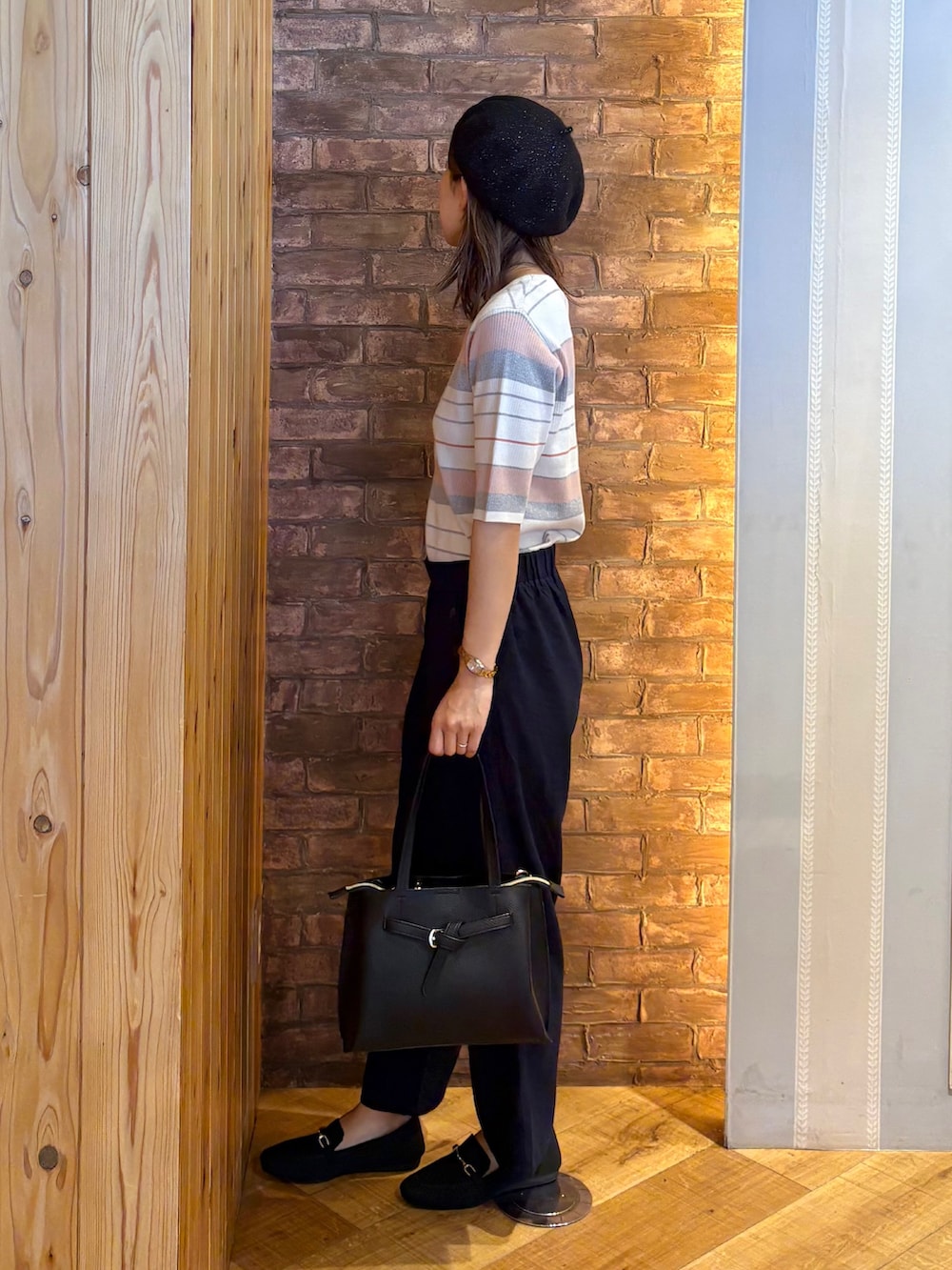 ホワイト系のニット/セーター、ブルー系のその他パンツ、ブラック系のその他シューズを着用したレディースの秋コーディネートの2枚目の写真