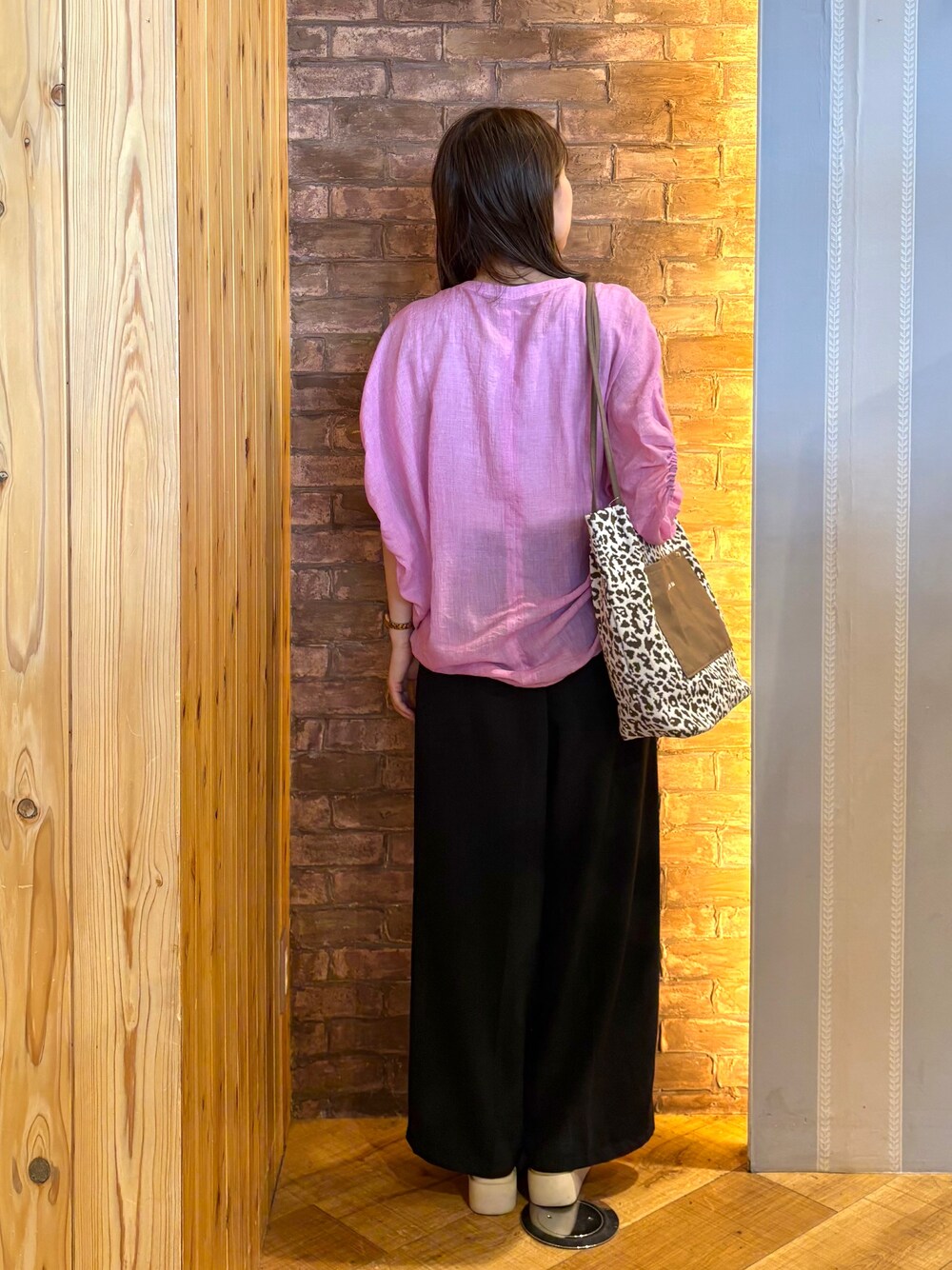 ピンク系のシャツ/ブラウス、ホワイト系のタンクトップ、ブラック系のその他パンツを着用したレディースの夏コーディネートの3枚目の写真