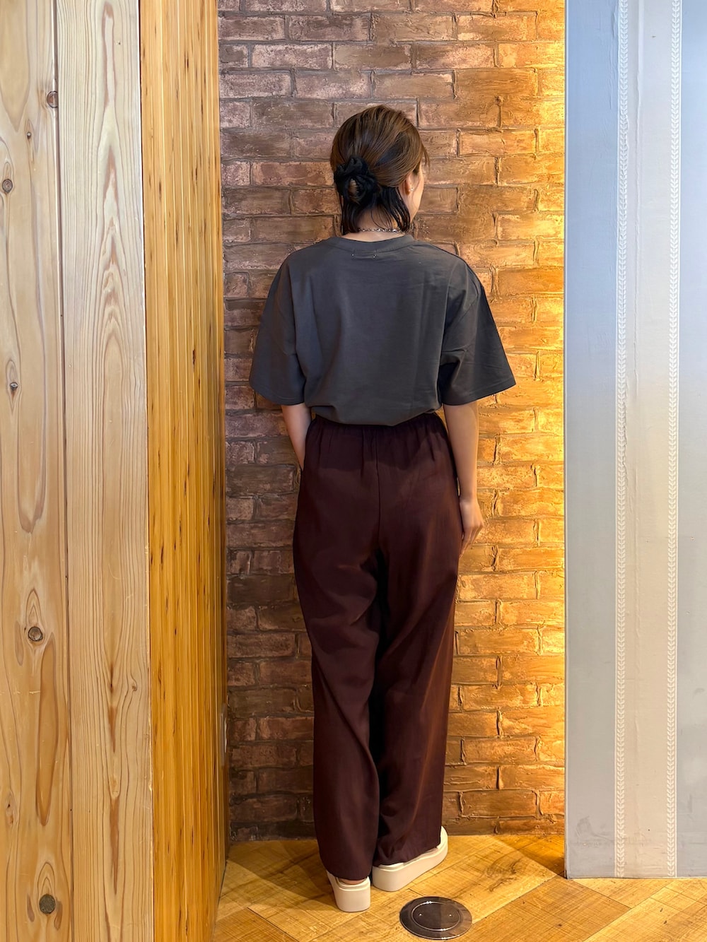 ブラウン系のその他パンツ、ベージュ系のサンダルを着用したレディースの夏コーディネートの3枚目の写真