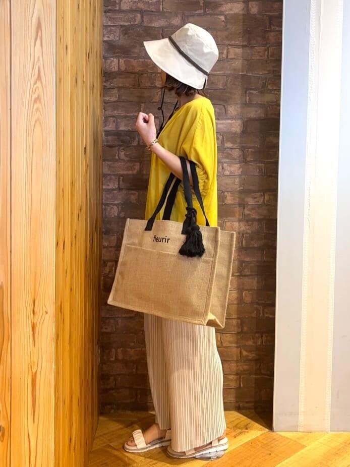 イエロー系のシャツ/ブラウス、ホワイト系のその他パンツ、ホワイト系のサンダルを着用したレディースの春コーディネートの2枚目の写真