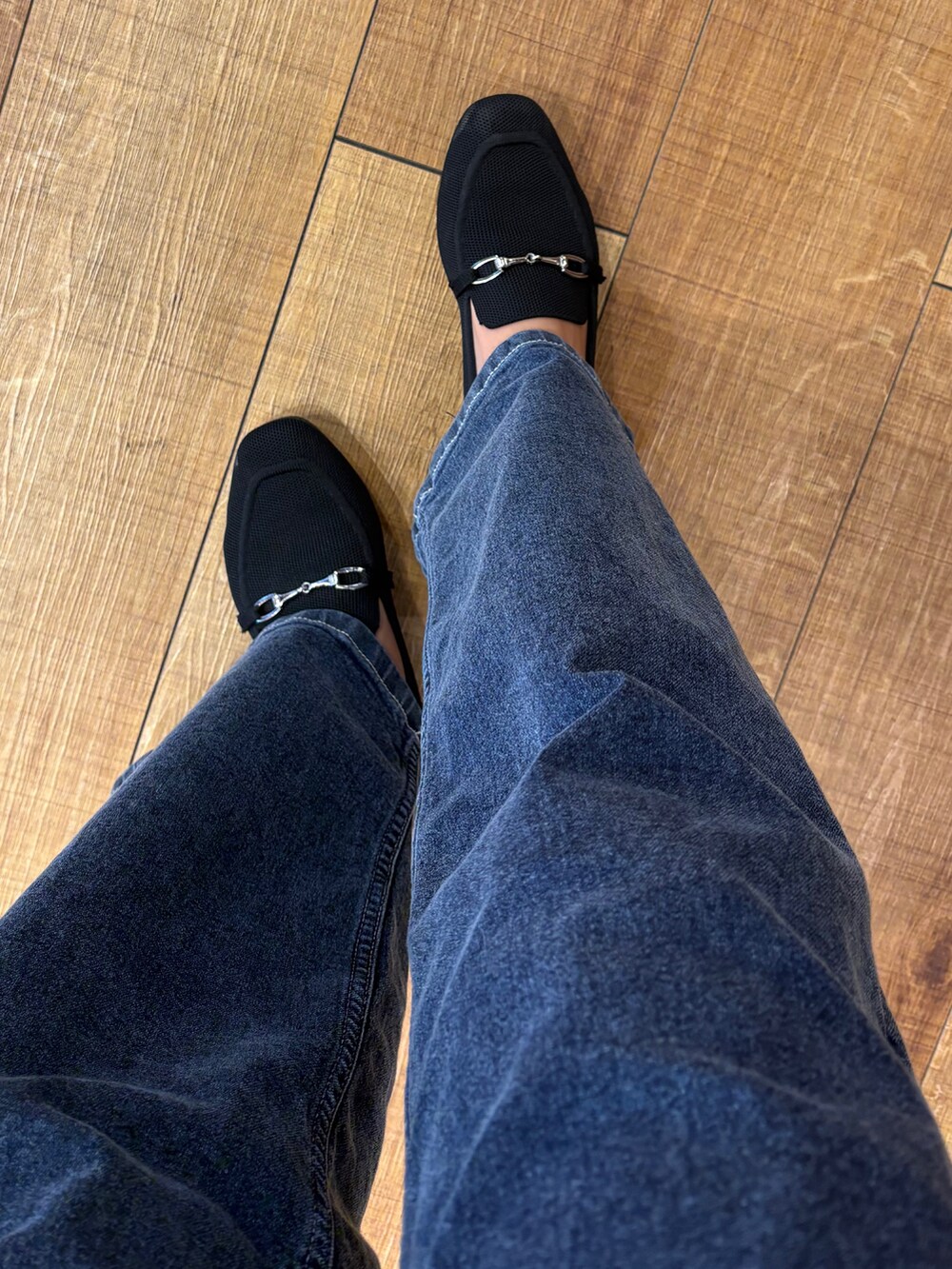 グレー系のシャツ/ブラウス、ブルー系のデニムパンツ、ブラック系のその他シューズを着用したレディースの秋コーディネートの6枚目の写真