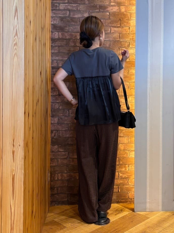 ブラック系のTシャツ/カットソー、ブラウン系のその他パンツ、ブラック系のスニーカーを着用したレディースの夏コーディネートの3枚目の写真