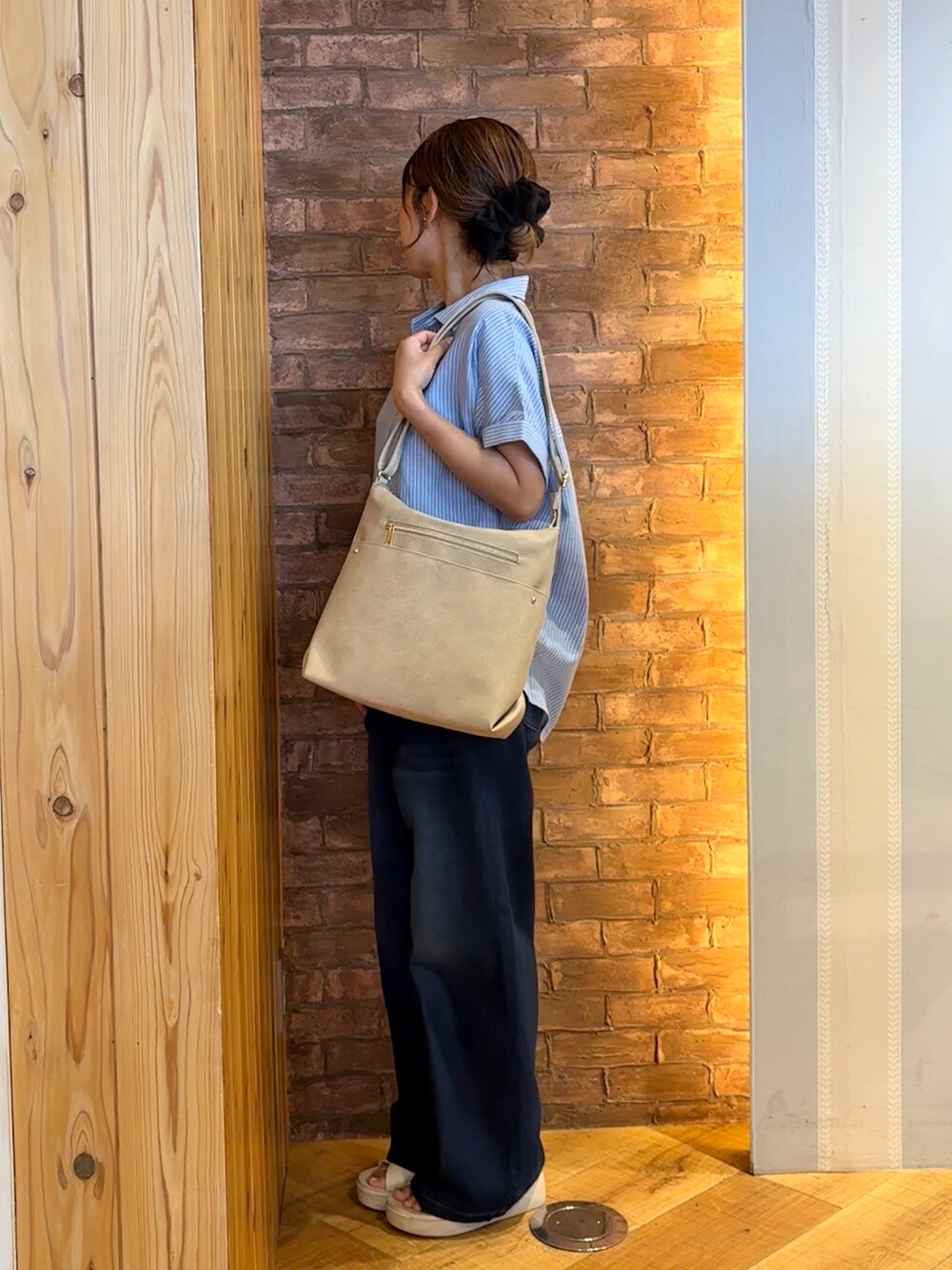 ブルー系のシャツ/ブラウス、ブルー系のその他パンツ、ベージュ系のサンダルを着用したレディースの夏コーディネートの2枚目の写真