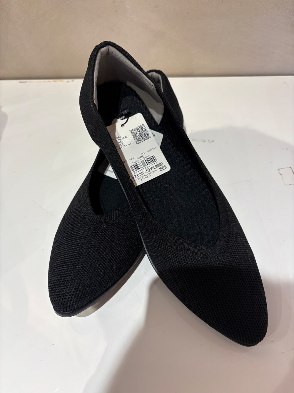 ベージュ系のシャツ/ブラウス、ブルー系のデニムパンツ、ブラック系のパンプスを着用したレディースの夏コーディネートの5枚目の写真