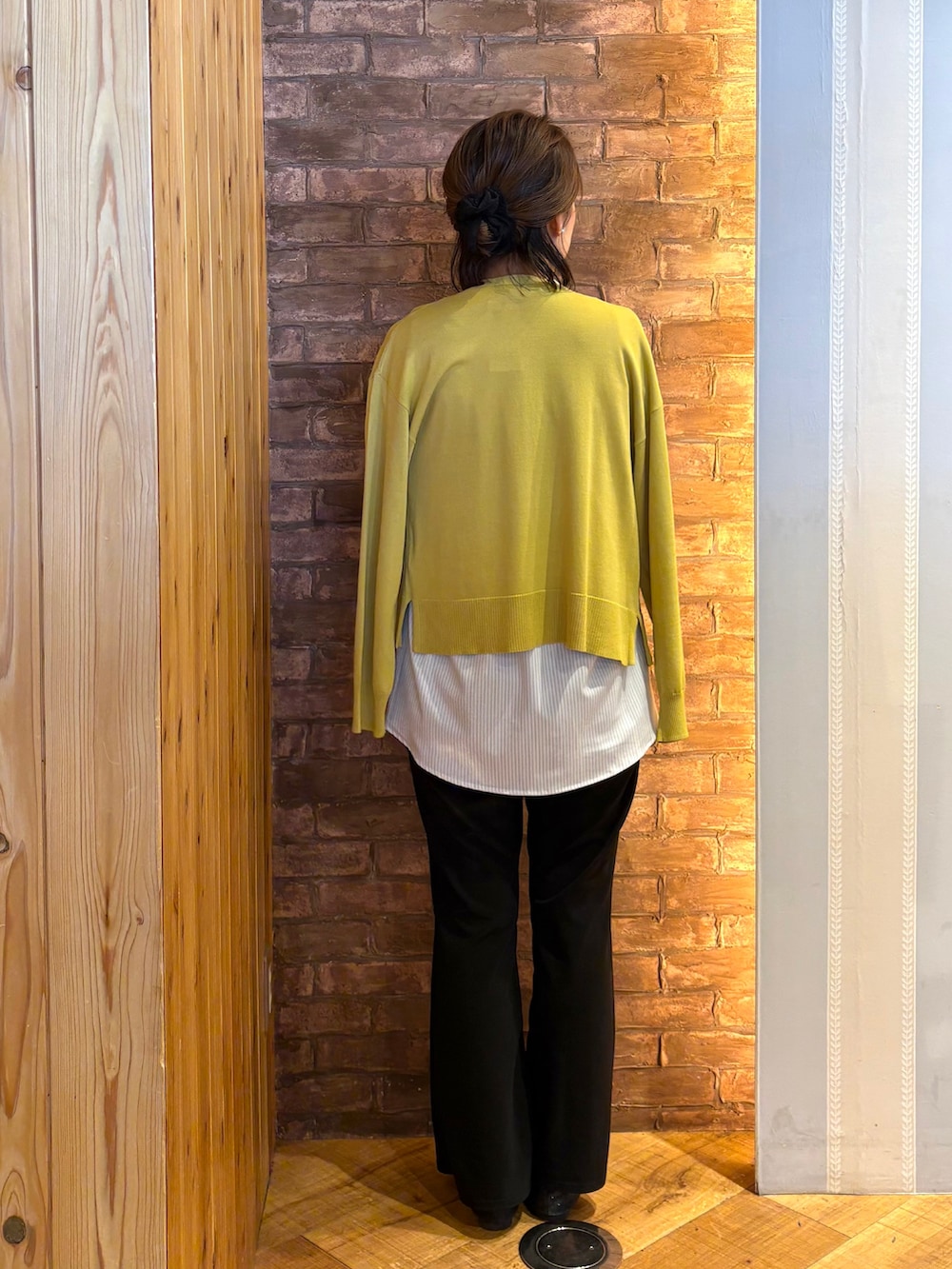 イエロー系のカーディガン/ボレロ、ブラック系のその他シューズ、ブルー系のシャツ/ブラウスを着用したレディースの夏コーディネートの3枚目の写真