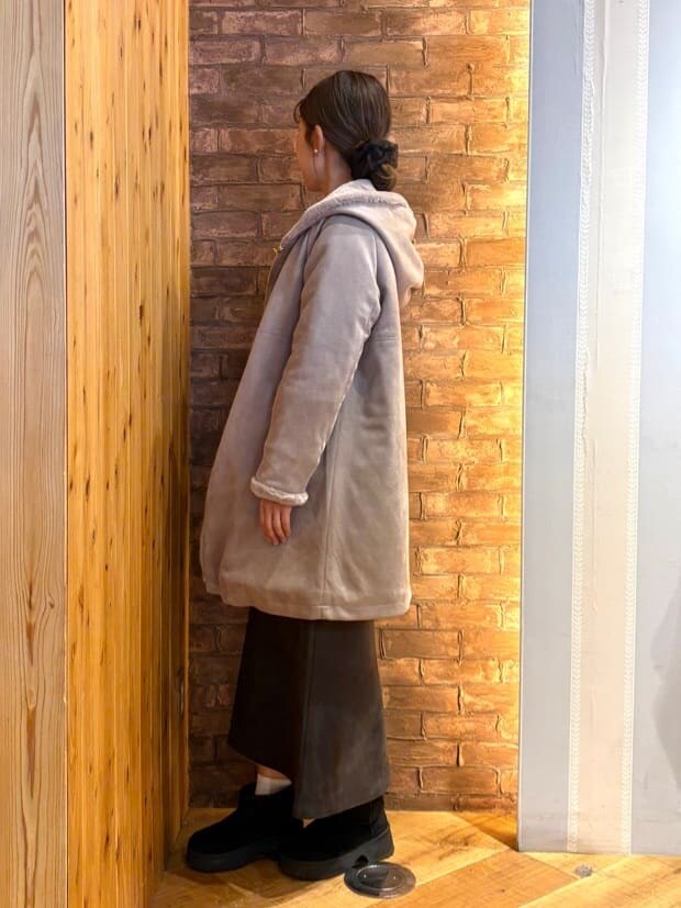 ブラウン系のその他アウター、ベージュ系のニット/セーター、グレー系のスカートを着用したレディースの冬コーディネートの2枚目の写真